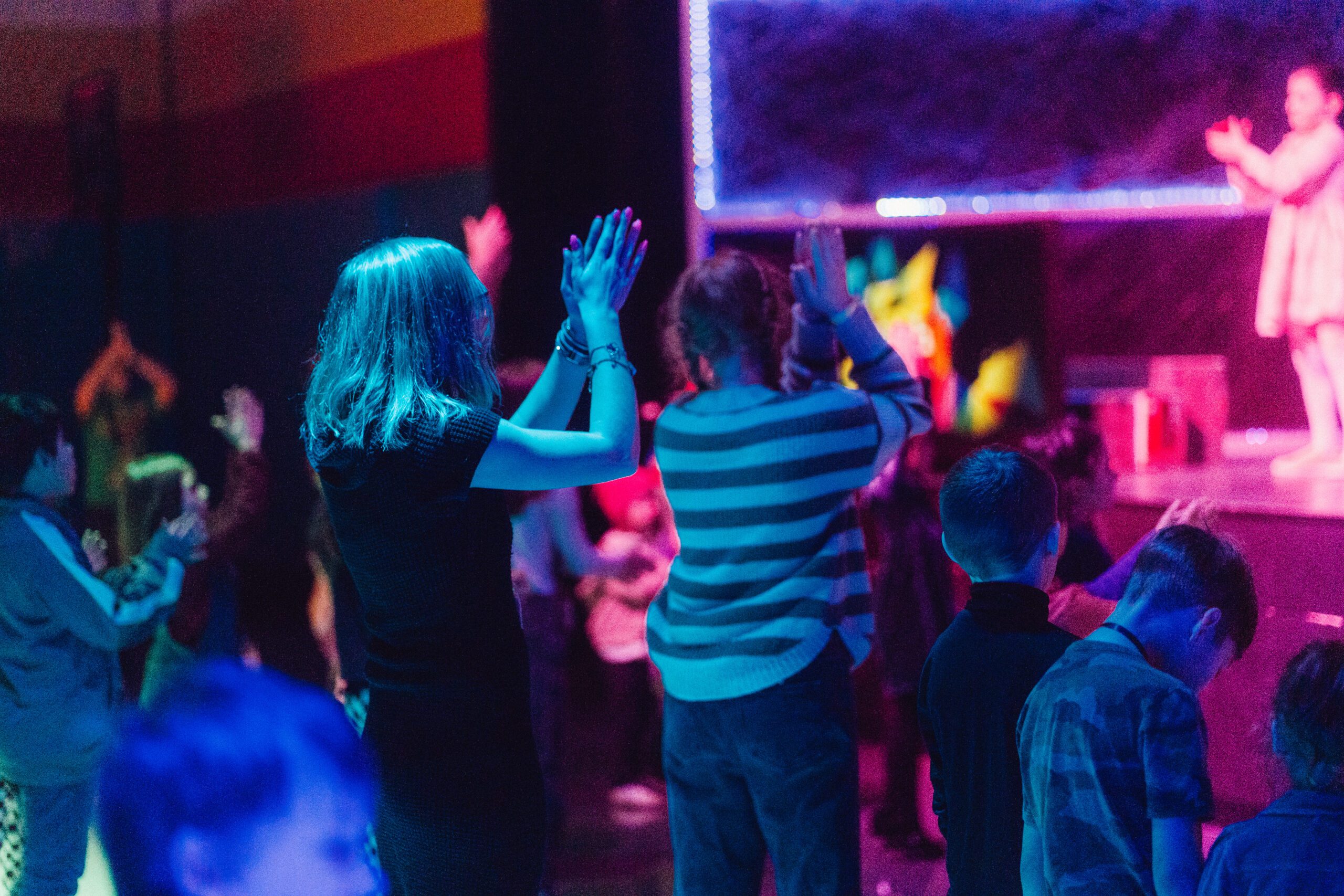 kids worshipping and praying